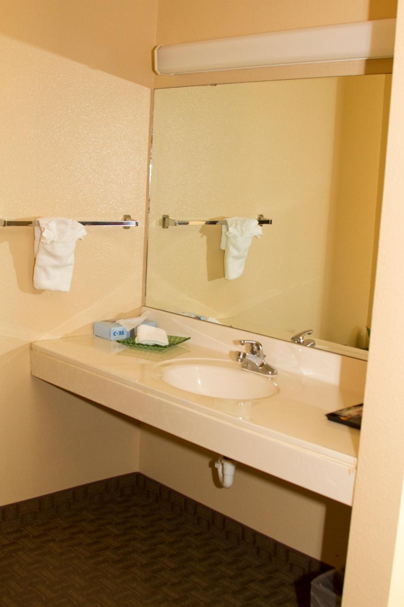 Cottonwood Inn & Suites Phillipsburg Habitación foto